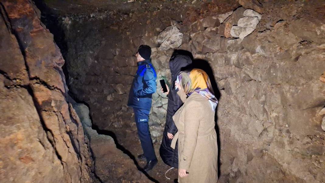 Türk bayrağı dikmek için toprağı kazınca şoke oldular! Kazdıkça yenisi çıkıyor. Yetkililer bölgeyi incelemeye aldı 1